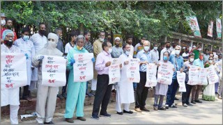 ঈদের আগেই শ্রমিকদের বকেয়া বেতন-ভাতা পরিশোধের দাবিতে মানববন্ধন